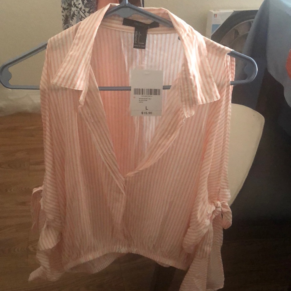 Striped cropped top with open sleeves.